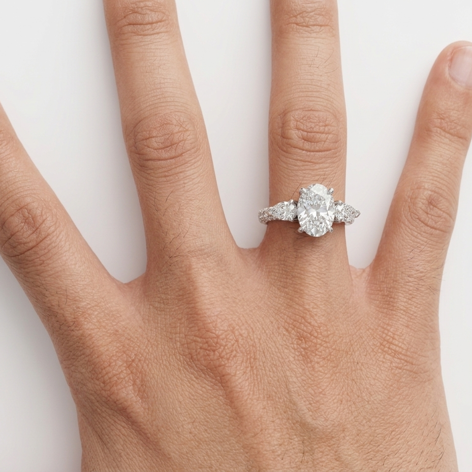Trilogy Diamante Oval 2ct IGI Oro Blanco 18k & Diamantes Pavé